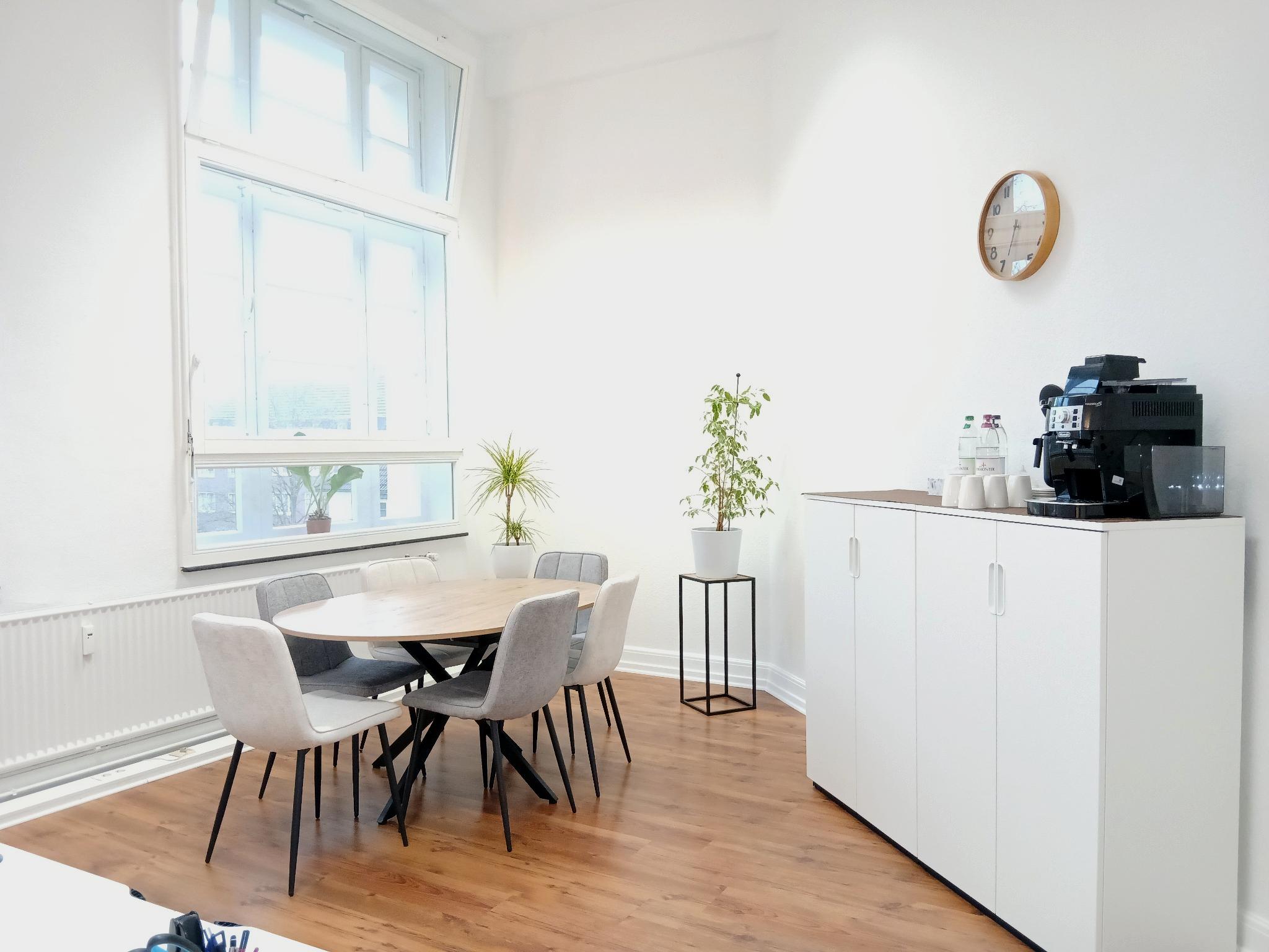 Einladendes Büro für persönliche Gespräche und Betreuung