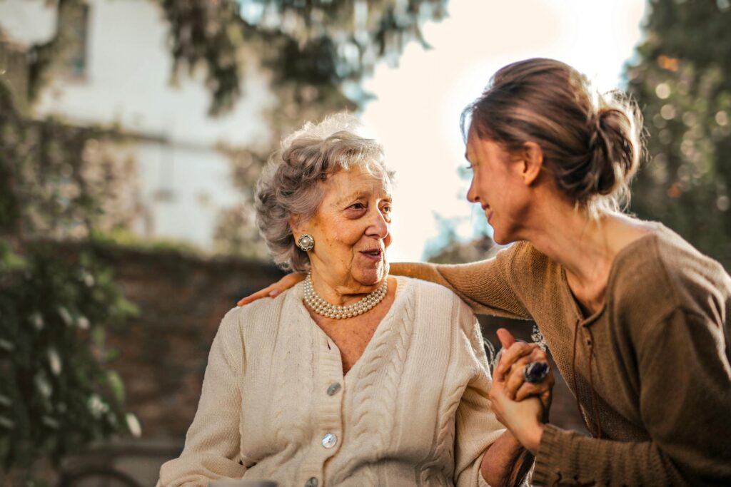 Liebevolle Betreuung zu Hause Seniorin und Angehörige