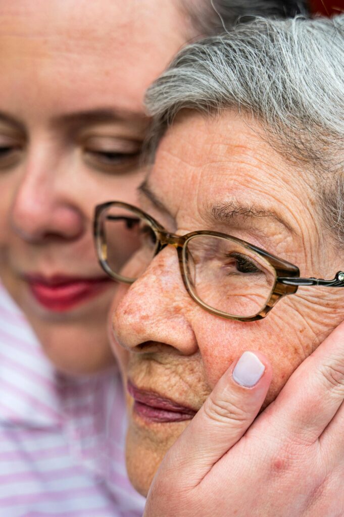 Seniorin und Betreuung zu Hause liebevolle Unterstützung im Alltag