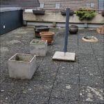 Terrasse nach der Reinigung und Gartenarbeit
