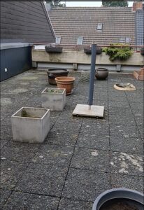 Terrasse nach der Reinigung und Gartenarbeit