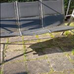 Verschmutzte Terrasse vor der Pflege