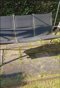 Verschmutzte Terrasse vor der Pflege