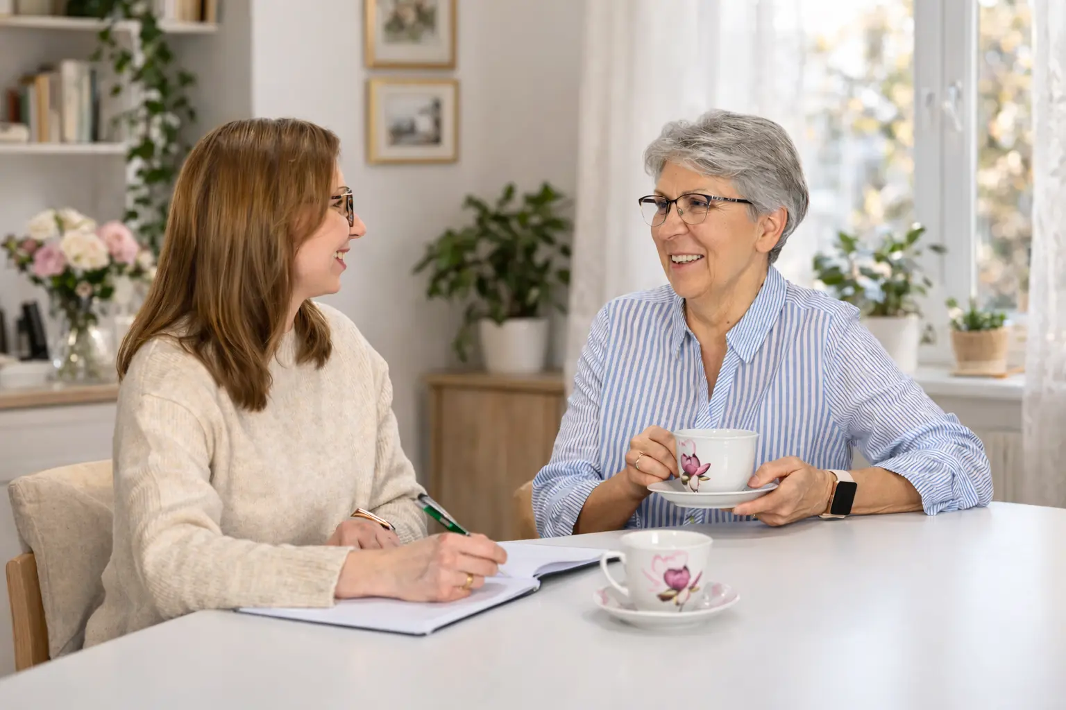 Persönliches Beratungsgespräch mit einer Seniorin über häusliche Betreuung
